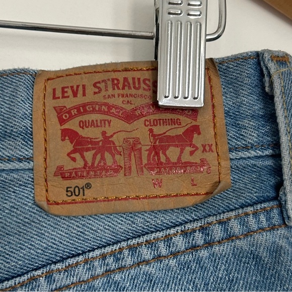 Levi’s 501 Lightwash Distressed Shorts size 27 100% cotton - Picture 10 of 10